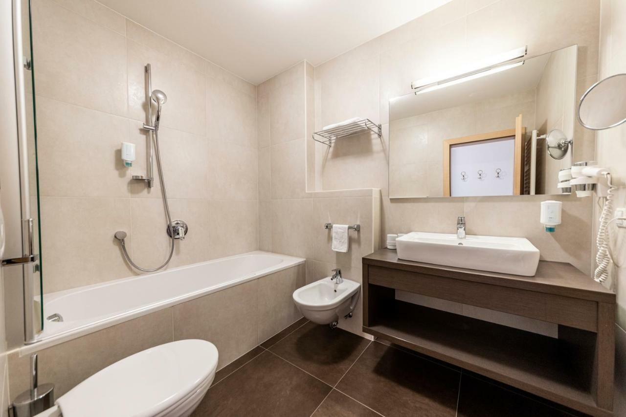 Hotel Rommisa Перча Екстериор снимка
